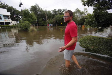 Aunque reducida de huracán a tormenta tropical, las autoridades alertan de extremar las precauciones por el riesgo de inundaciones.