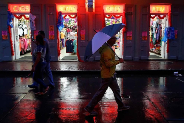 Aunque reducida de huracán a tormenta tropical, las autoridades alertan de extremar las precauciones por el riesgo de inundaciones.