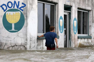 Aunque reducida de huracán a tormenta tropical, las autoridades alertan de extremar las precauciones por el riesgo de inundaciones.