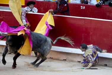 El torero ha sido atendido en la enfermería de la plaza de "una cornada envainada en el hemitórax izquierdo y múltiples fracturas costales"