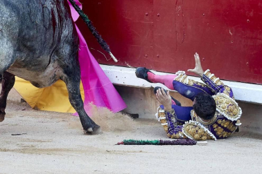 El torero ha sido atendido en la enfermería de la plaza de "una cornada envainada en el hemitórax izquierdo y múltiples fracturas costales"