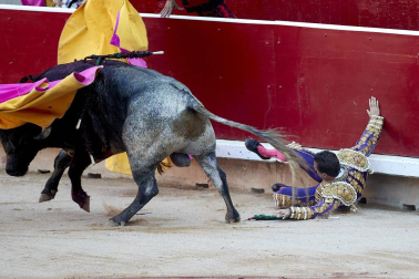 El torero ha sido atendido en la enfermería de la plaza de "una cornada envainada en el hemitórax izquierdo y múltiples fracturas costales"