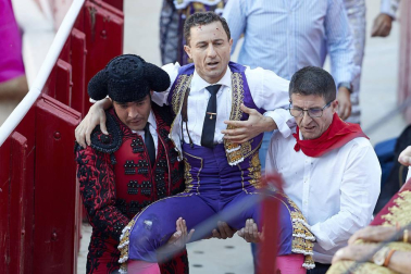 El torero ha sido atendido en la enfermería de la plaza de "una cornada envainada en el hemitórax izquierdo y múltiples fracturas costales"