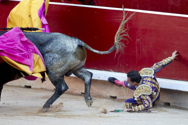 El torero ha sido atendido en la enfermería de la plaza de "una cornada envainada en el hemitórax izquierdo y múltiples fracturas costales"