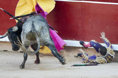 El torero ha sido atendido en la enfermería de la plaza de "una cornada envainada en el hemitórax izquierdo y múltiples fracturas costales"