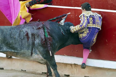 El torero ha sido atendido en la enfermería de la plaza de "una cornada envainada en el hemitórax izquierdo y múltiples fracturas costales"