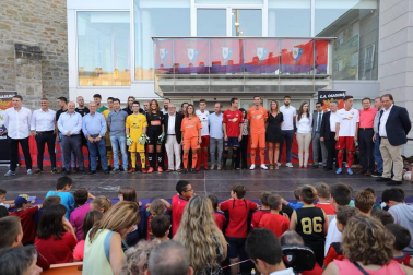 Presentación de la nueva equipación de Osasuna para la temporada 2018 y 2019 y del nuevo autobús del equipo