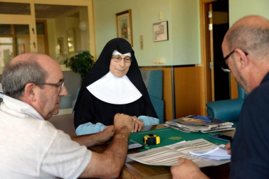 Las Hermanitas de los Ancianos Desamparados, en el Hogar Geriátrico San Francisco Javier de Tafalla, han limpiado de barro la planta baja, en una faena con más de 400 voluntarios