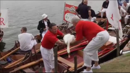 La Casa Real británica realiza su particular recuento de cisnes