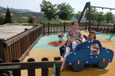 Los vecinos de Sánsoain (Leoz) lamentan la situación de olvido en la que dicen sentirse desde que la riada del 8 de julio echase abajo el puente. Para salir del pueblo y llegar a Tafalla deben hacerlo por unas pistas forestales intransitables
