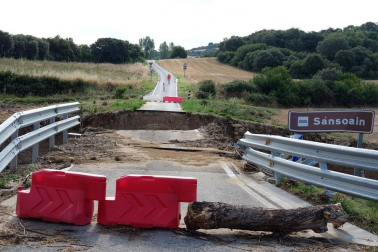 Los vecinos de Sánsoain (Leoz) lamentan la situación de olvido en la que dicen sentirse desde que la riada del 8 de julio echase abajo el puente. Para salir del pueblo y llegar a Tafalla deben hacerlo por unas pistas forestales intransitables