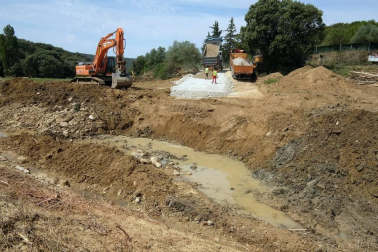 Los vecinos de Sánsoain (Leoz) lamentan la situación de olvido en la que dicen sentirse desde que la riada del 8 de julio echase abajo el puente. Para salir del pueblo y llegar a Tafalla deben hacerlo por unas pistas forestales intransitables