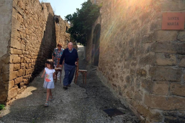 Los vecinos de Sánsoain (Leoz) lamentan la situación de olvido en la que dicen sentirse desde que la riada del 8 de julio echase abajo el puente. Para salir del pueblo y llegar a Tafalla deben hacerlo por unas pistas forestales intransitables