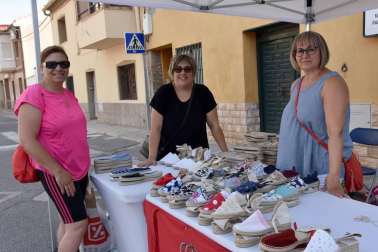 Con un variado programa que incluyó, además del mercado de tomate y productos artesanos, actos como degustaciones, talleres, visitas al castillo o pasacalles con gigantes, los vecinos de Cortes festejaron la primera edición de la 'Jornada del tomate rosa'.