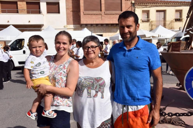 Con un variado programa que incluyó, además del mercado de tomate y productos artesanos, actos como degustaciones, talleres, visitas al castillo o pasacalles con gigantes, los vecinos de Cortes festejaron la primera edición de la 'Jornada del tomate rosa'.