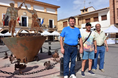 Con un variado programa que incluyó, además del mercado de tomate y productos artesanos, actos como degustaciones, talleres, visitas al castillo o pasacalles con gigantes, los vecinos de Cortes festejaron la primera edición de la 'Jornada del tomate rosa'.