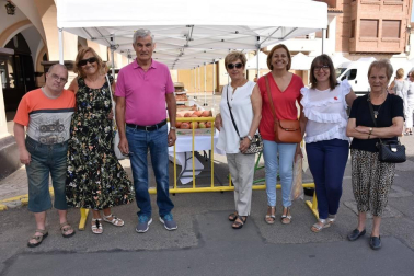 Con un variado programa que incluyó, además del mercado de tomate y productos artesanos, actos como degustaciones, talleres, visitas al castillo o pasacalles con gigantes, los vecinos de Cortes festejaron la primera edición de la 'Jornada del tomate rosa'.