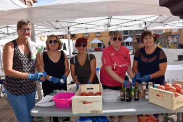 Con un variado programa que incluyó, además del mercado de tomate y productos artesanos, actos como degustaciones, talleres, visitas al castillo o pasacalles con gigantes, los vecinos de Cortes festejaron la primera edición de la 'Jornada del tomate rosa'.