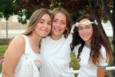 El viernes 12 de julio la Casa de la Juventud de San Adrián organizó una fiesta ibicenca, cuyo único requisito fue asistir vestido de blanco. Durante el encuentro se celebraron talleres de maquillaje, de tatoos fluor y de música dj que estuvieron acompañados de karaoke y una 'palomitada' con cócteles de colores.