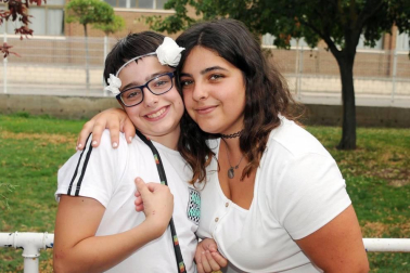 El viernes 12 de julio la Casa de la Juventud de San Adrián organizó una fiesta ibicenca, cuyo único requisito fue asistir vestido de blanco. Durante el encuentro se celebraron talleres de maquillaje, de tatoos fluor y de música dj que estuvieron acompañados de karaoke y una 'palomitada' con cócteles de colores.