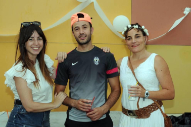 El viernes 12 de julio la Casa de la Juventud de San Adrián organizó una fiesta ibicenca, cuyo único requisito fue asistir vestido de blanco. Durante el encuentro se celebraron talleres de maquillaje, de tatoos fluor y de música dj que estuvieron acompañados de karaoke y una 'palomitada' con cócteles de colores.