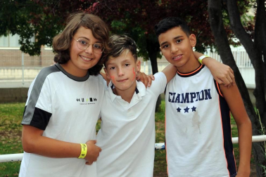 El viernes 12 de julio la Casa de la Juventud de San Adrián organizó una fiesta ibicenca, cuyo único requisito fue asistir vestido de blanco. Durante el encuentro se celebraron talleres de maquillaje, de tatoos fluor y de música dj que estuvieron acompañados de karaoke y una 'palomitada' con cócteles de colores.