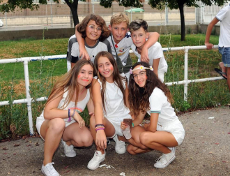 El viernes 12 de julio la Casa de la Juventud de San Adrián organizó una fiesta ibicenca, cuyo único requisito fue asistir vestido de blanco. Durante el encuentro se celebraron talleres de maquillaje, de tatoos fluor y de música dj que estuvieron acompañados de karaoke y una 'palomitada' con cócteles de colores.