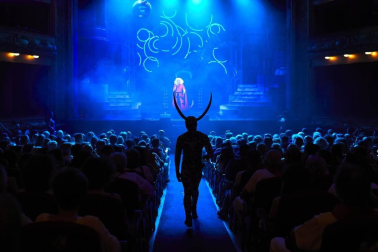 Teatro, música, circo, cabaret, humor delirante… Una mezcla explosiva que da lugar a uno de los espectáculos más vistos de los últimos tiempos: The Hole. El Teatro Gayarre programó de nuevo durante los Sanfermines esta cita, en esta ocasión la tercera de la saga, apellidada 'Zero' ya que en ella se da cuenta de cómo empezó todo.