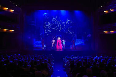 Teatro, música, circo, cabaret, humor delirante… Una mezcla explosiva que da lugar a uno de los espectáculos más vistos de los últimos tiempos: The Hole. El Teatro Gayarre programó de nuevo durante los Sanfermines esta cita, en esta ocasión la tercera de la saga, apellidada 'Zero' ya que en ella se da cuenta de cómo empezó todo.