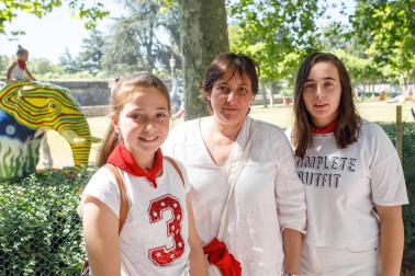 Uno de los espacios que durante las fiestas de San Fermín ha estado reservado para el disfrute de los más pequeños ha sido Birjolastu, ubicado en los jardines de la Taconera de Pamplona. Un lugar lleno de magia en el que ruedas, latas, maderas, telas y otros materiales han encontrado una segunda vida en las manos de los niños.