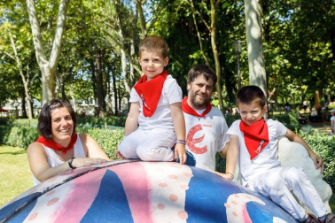 Uno de los espacios que durante las fiestas de San Fermín ha estado reservado para el disfrute de los más pequeños ha sido Birjolastu, ubicado en los jardines de la Taconera de Pamplona. Un lugar lleno de magia en el que ruedas, latas, maderas, telas y otros materiales han encontrado una segunda vida en las manos de los niños.