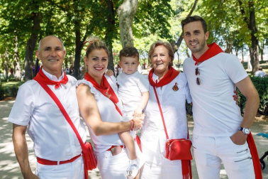 Uno de los espacios que durante las fiestas de San Fermín ha estado reservado para el disfrute de los más pequeños ha sido Birjolastu, ubicado en los jardines de la Taconera de Pamplona. Un lugar lleno de magia en el que ruedas, latas, maderas, telas y otros materiales han encontrado una segunda vida en las manos de los niños.