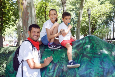 Uno de los espacios que durante las fiestas de San Fermín ha estado reservado para el disfrute de los más pequeños ha sido Birjolastu, ubicado en los jardines de la Taconera de Pamplona. Un lugar lleno de magia en el que ruedas, latas, maderas, telas y otros materiales han encontrado una segunda vida en las manos de los niños.