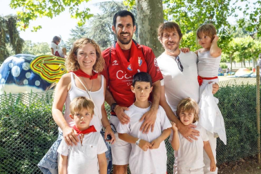 Uno de los espacios que durante las fiestas de San Fermín ha estado reservado para el disfrute de los más pequeños ha sido Birjolastu, ubicado en los jardines de la Taconera de Pamplona. Un lugar lleno de magia en el que ruedas, latas, maderas, telas y otros materiales han encontrado una segunda vida en las manos de los niños.