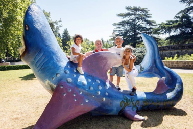 Uno de los espacios que durante las fiestas de San Fermín ha estado reservado para el disfrute de los más pequeños ha sido Birjolastu, ubicado en los jardines de la Taconera de Pamplona. Un lugar lleno de magia en el que ruedas, latas, maderas, telas y otros materiales han encontrado una segunda vida en las manos de los niños.