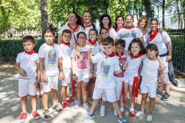 Uno de los espacios que durante las fiestas de San Fermín ha estado reservado para el disfrute de los más pequeños ha sido Birjolastu, ubicado en los jardines de la Taconera de Pamplona. Un lugar lleno de magia en el que ruedas, latas, maderas, telas y otros materiales han encontrado una segunda vida en las manos de los niños.