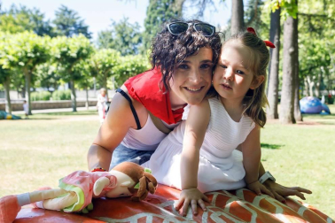 Uno de los espacios que durante las fiestas de San Fermín ha estado reservado para el disfrute de los más pequeños ha sido Birjolastu, ubicado en los jardines de la Taconera de Pamplona. Un lugar lleno de magia en el que ruedas, latas, maderas, telas y otros materiales han encontrado una segunda vida en las manos de los niños.
