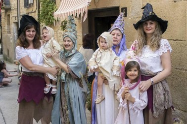 Un año más Bargota ha regresado al pasado, al siglo XVII, para revivir las leyendas alrededor de la brujería que guarda la memoria de esta localidad, con el brujo Johanes como principal protagonista. Una semana de celebración que, entre el 12 y el 17 de julio, ha transformado tanto las calles de este pueblo como a sus habitantes.