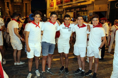 Como manda la tradición, los pamploneses desanudaron sus pañuelos a las doce de la noche del 14 de julio reunidos frente al Ayuntamiento. Llegó el momento de entonar el 'Pobre de mí', por un lado, y comenzar la cuenta atrás, por otro. Acaban nueve días de fiesta, pero Pamplona comienza a pensar en los Sanfermines de 2020.