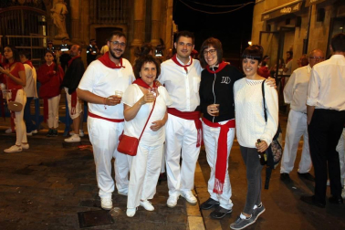 Como manda la tradición, los pamploneses desanudaron sus pañuelos a las doce de la noche del 14 de julio reunidos frente al Ayuntamiento. Llegó el momento de entonar el 'Pobre de mí', por un lado, y comenzar la cuenta atrás, por otro. Acaban nueve días de fiesta, pero Pamplona comienza a pensar en los Sanfermines de 2020.
