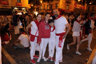 Como manda la tradición, los pamploneses desanudaron sus pañuelos a las doce de la noche del 14 de julio reunidos frente al Ayuntamiento. Llegó el momento de entonar el 'Pobre de mí', por un lado, y comenzar la cuenta atrás, por otro. Acaban nueve días de fiesta, pero Pamplona comienza a pensar en los Sanfermines de 2020.