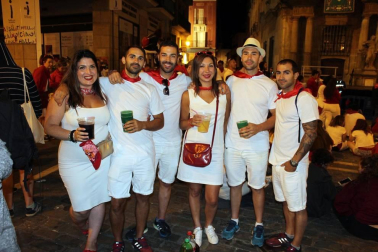 Como manda la tradición, los pamploneses desanudaron sus pañuelos a las doce de la noche del 14 de julio reunidos frente al Ayuntamiento. Llegó el momento de entonar el 'Pobre de mí', por un lado, y comenzar la cuenta atrás, por otro. Acaban nueve días de fiesta, pero Pamplona comienza a pensar en los Sanfermines de 2020.