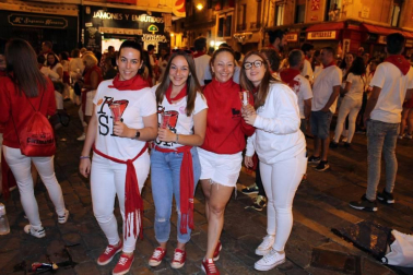 Como manda la tradición, los pamploneses desanudaron sus pañuelos a las doce de la noche del 14 de julio reunidos frente al Ayuntamiento. Llegó el momento de entonar el 'Pobre de mí', por un lado, y comenzar la cuenta atrás, por otro. Acaban nueve días de fiesta, pero Pamplona comienza a pensar en los Sanfermines de 2020.