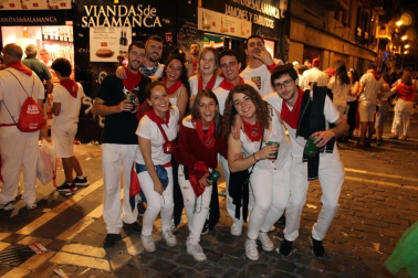 Como manda la tradición, los pamploneses desanudaron sus pañuelos a las doce de la noche del 14 de julio reunidos frente al Ayuntamiento. Llegó el momento de entonar el 'Pobre de mí', por un lado, y comenzar la cuenta atrás, por otro. Acaban nueve días de fiesta, pero Pamplona comienza a pensar en los Sanfermines de 2020.
