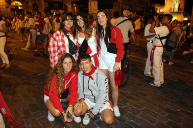Como manda la tradición, los pamploneses desanudaron sus pañuelos a las doce de la noche del 14 de julio reunidos frente al Ayuntamiento. Llegó el momento de entonar el 'Pobre de mí', por un lado, y comenzar la cuenta atrás, por otro. Acaban nueve días de fiesta, pero Pamplona comienza a pensar en los Sanfermines de 2020.