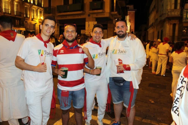 Como manda la tradición, los pamploneses desanudaron sus pañuelos a las doce de la noche del 14 de julio reunidos frente al Ayuntamiento. Llegó el momento de entonar el 'Pobre de mí', por un lado, y comenzar la cuenta atrás, por otro. Acaban nueve días de fiesta, pero Pamplona comienza a pensar en los Sanfermines de 2020.