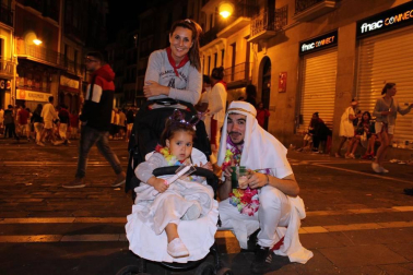 Como manda la tradición, los pamploneses desanudaron sus pañuelos a las doce de la noche del 14 de julio reunidos frente al Ayuntamiento. Llegó el momento de entonar el 'Pobre de mí', por un lado, y comenzar la cuenta atrás, por otro. Acaban nueve días de fiesta, pero Pamplona comienza a pensar en los Sanfermines de 2020.