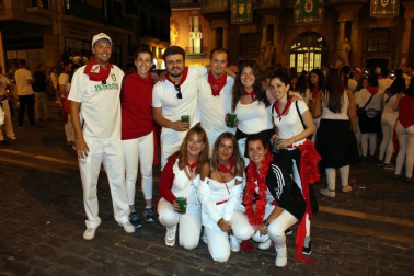 Como manda la tradición, los pamploneses desanudaron sus pañuelos a las doce de la noche del 14 de julio reunidos frente al Ayuntamiento. Llegó el momento de entonar el 'Pobre de mí', por un lado, y comenzar la cuenta atrás, por otro. Acaban nueve días de fiesta, pero Pamplona comienza a pensar en los Sanfermines de 2020.