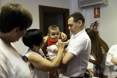 Centenares de vecinos se anudaron el pañuelico para dar comienzo seis días en honor a Santiago