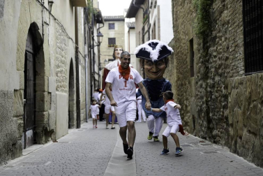 Centenares de vecinos se anudaron el pañuelico para dar comienzo seis días en honor a Santiago
